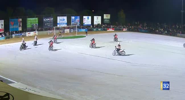 Joueurs de motoball du Suma Troyes en action sur le terrain de Neuville-de-Poitou