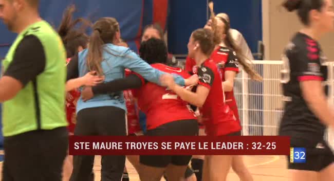Joueuses de Sainte-Maure/Troyes célébrant leur victoire au COSEC