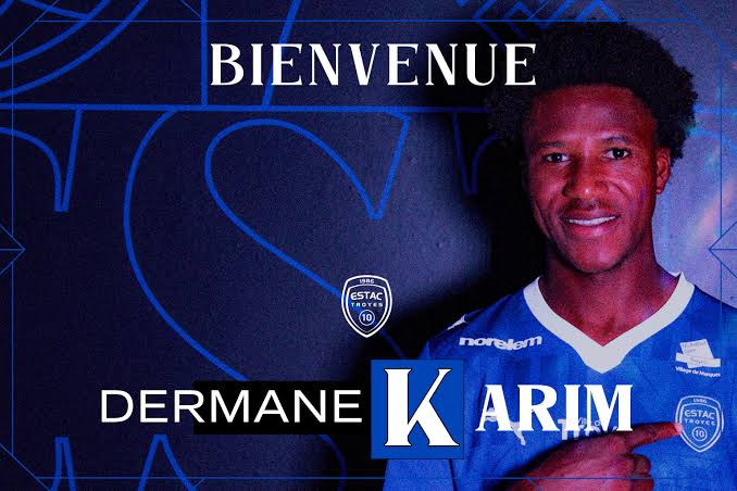 Karim Dermane en maillot bleu de l'Estac Troyes, souriant, sur visuel officiel de bienvenue