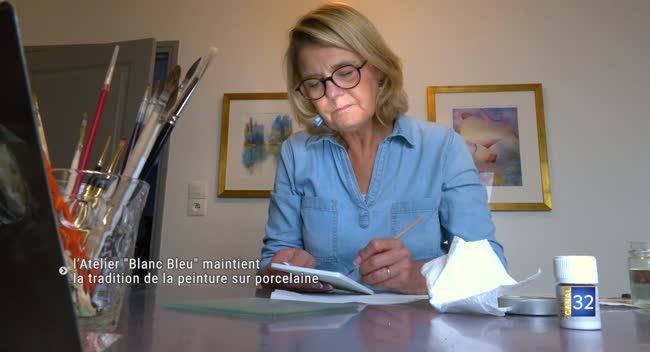 Nathalie Guilliou peint une pièce de porcelaine à l'Atelier Blanc Bleu