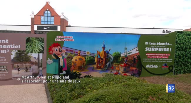 Panneau publicitaire de l'aire de jeux Nigloland à McArthurGlen Troyes avec personnages colorés et tour de jeux
