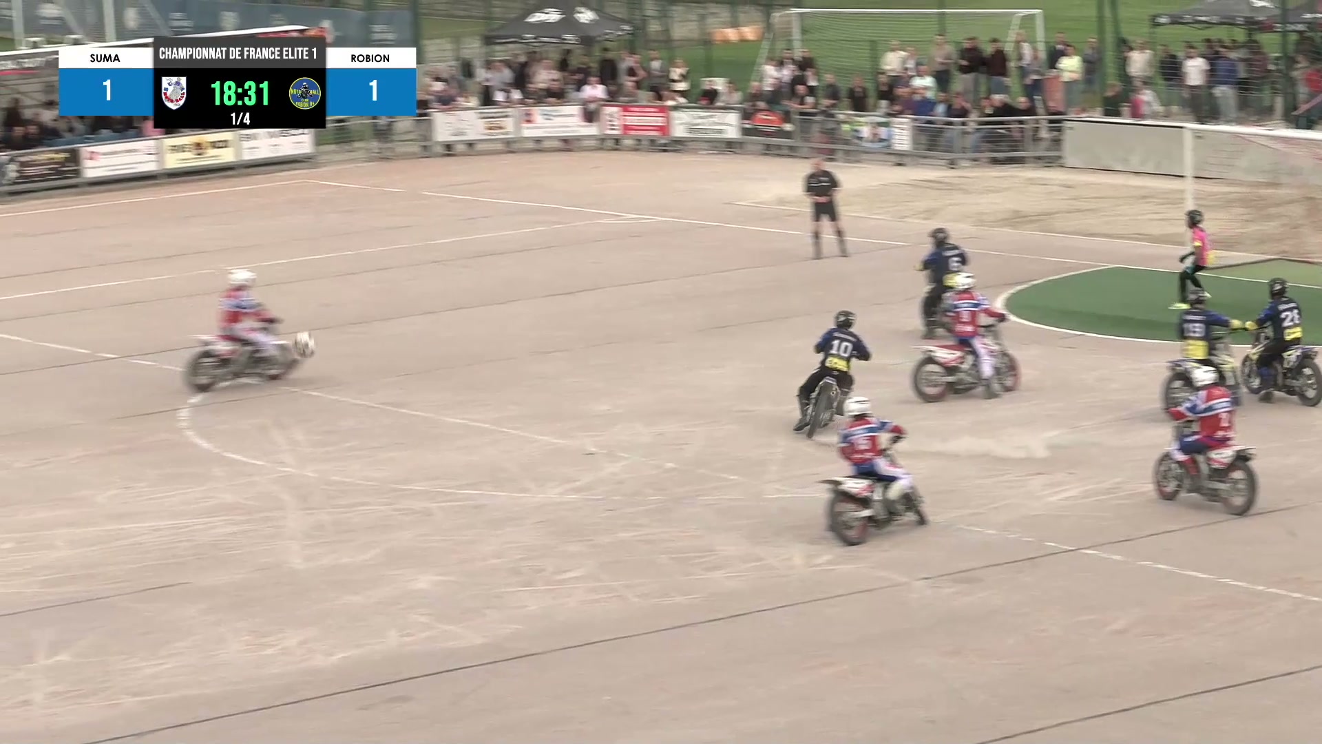 Plusieurs pilotes de motoball en action sur le terrain, score 1-1 affiché au tableau SUMA-Robion en Elite 1
