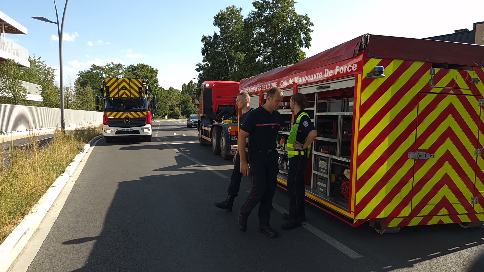 Sapeurs-pompiers de l'Aube devant la cellule manœuvre de force garée sur la chaussée