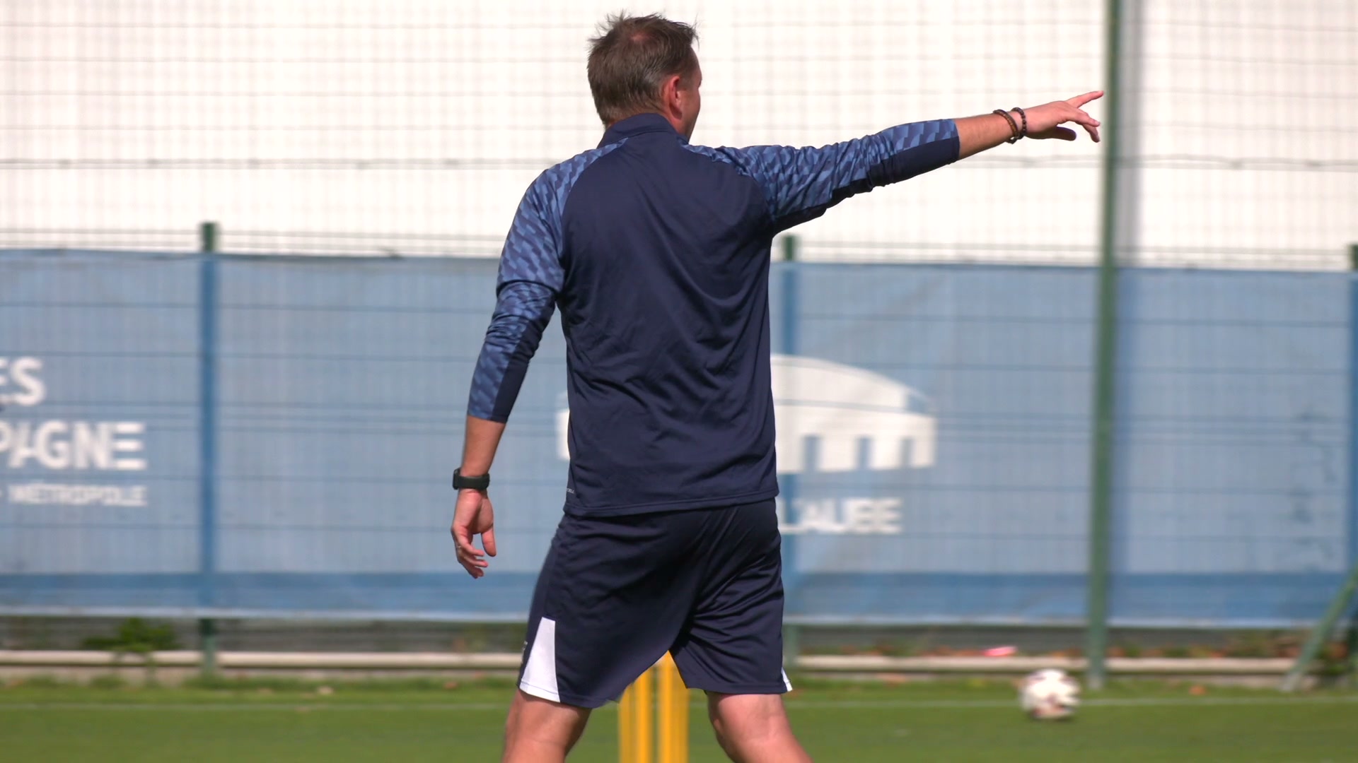Stéphane Dumont donnant des consignes sur un terrain d'entraînement