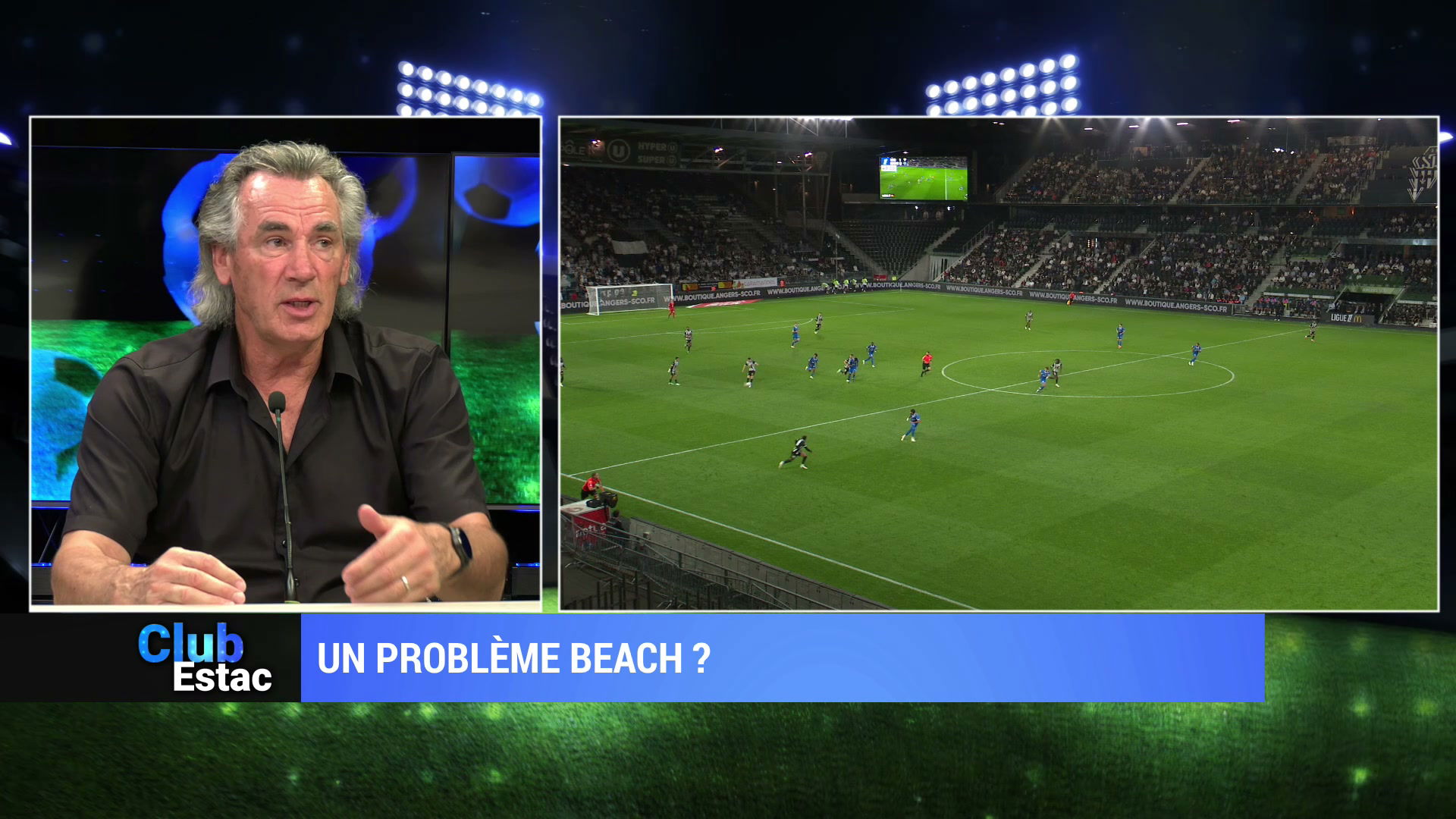 Consultant en chemise noire au micro devant une image du stade d'Angers éclairé en soirée