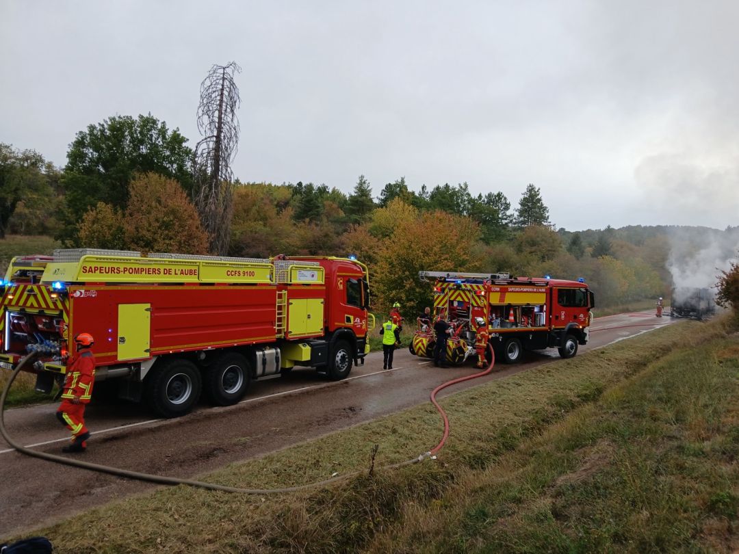 Deux camions rouges des sapeurs-pompiers de l'Aube déployés sur la D384, tuyaux au sol