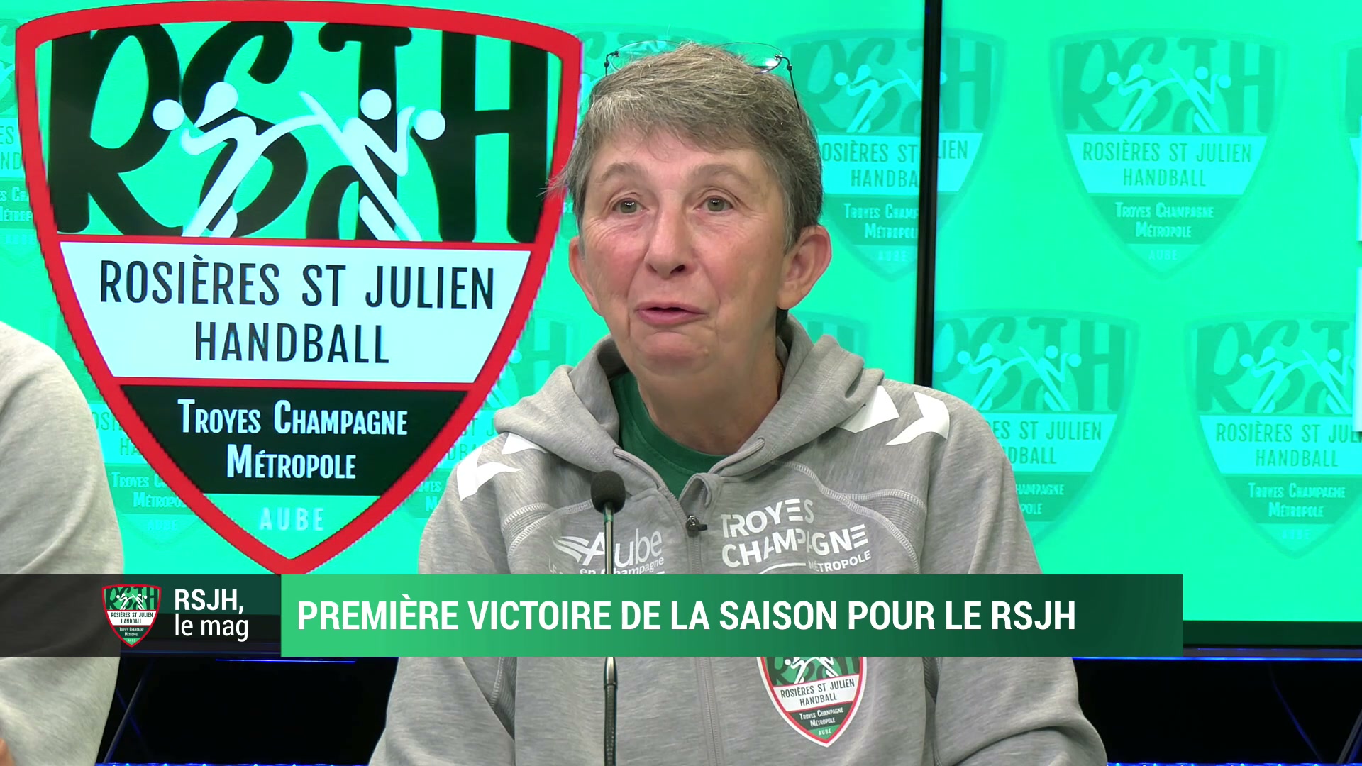 Intervenante en veste Troyes Champagne Métropole devant le logo RSJH Rosières St Julien Handball