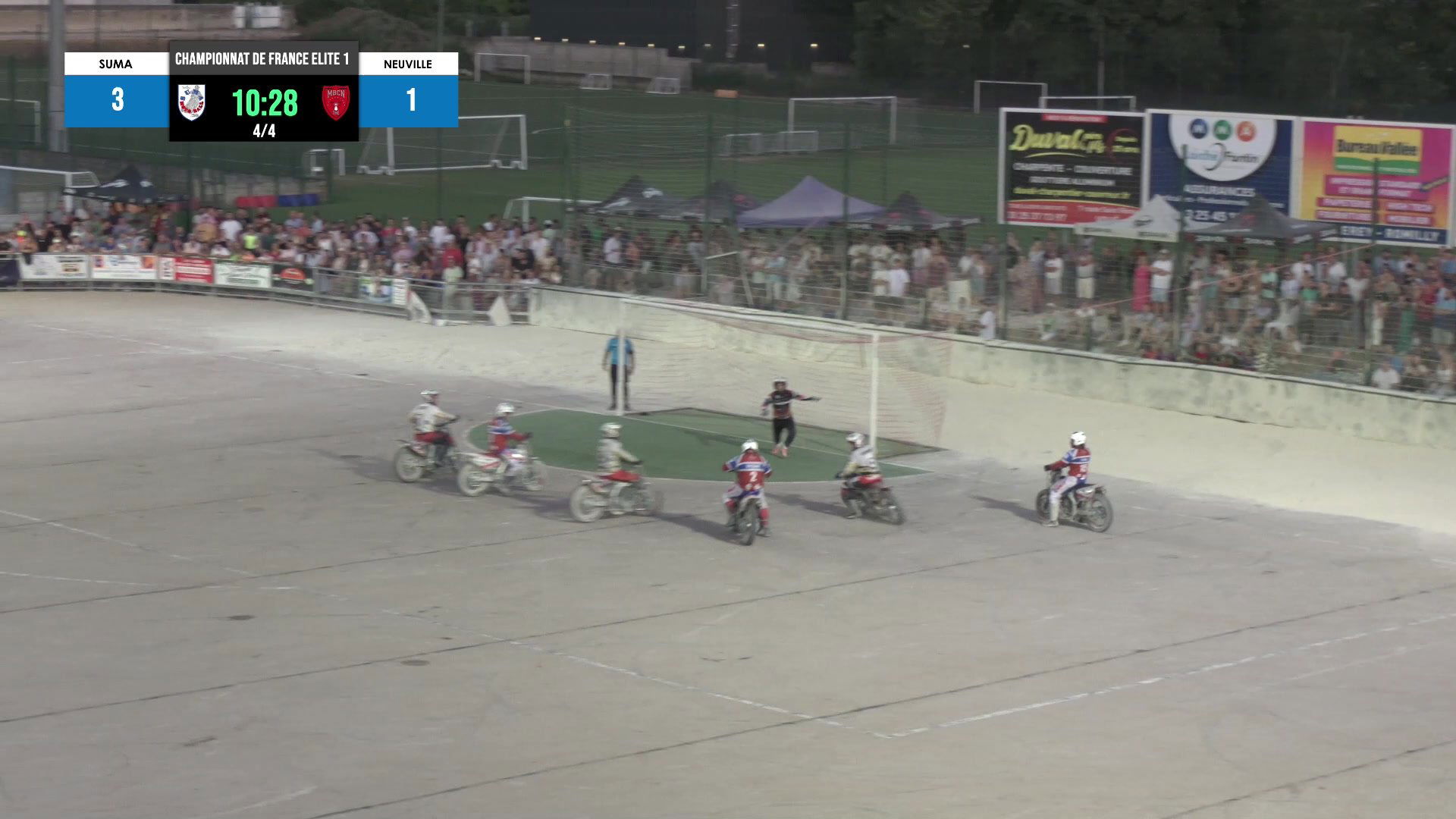 Match de motoball en cours sur terrain extérieur, motos en action