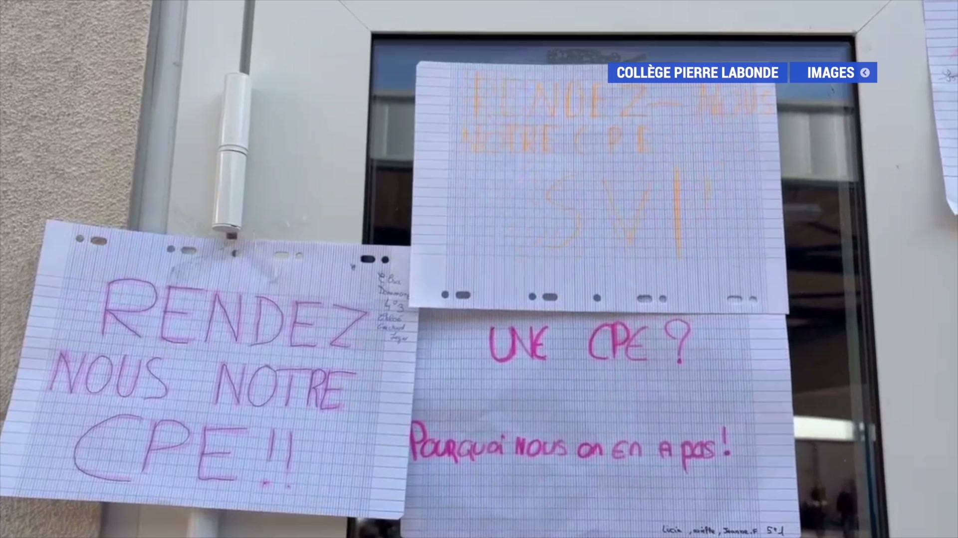 Pancartes manuscrites sur feuilles de cahier collées à la vitre du collège Pierre Labonde réclamant un CPE