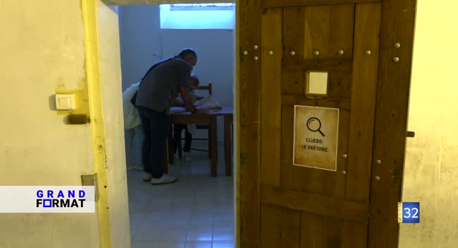 Participant au Cluedo géant explorant une cellule de l'ancien quartier disciplinaire de Clairvaux