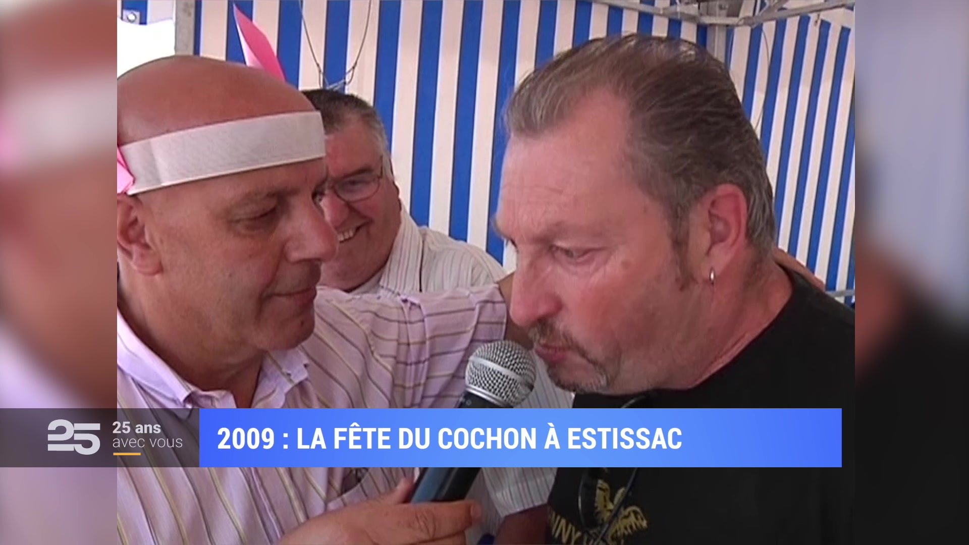 Participant au micro lors du concours de cri du cochon sous un chapiteau rayé bleu et blanc à Estissac