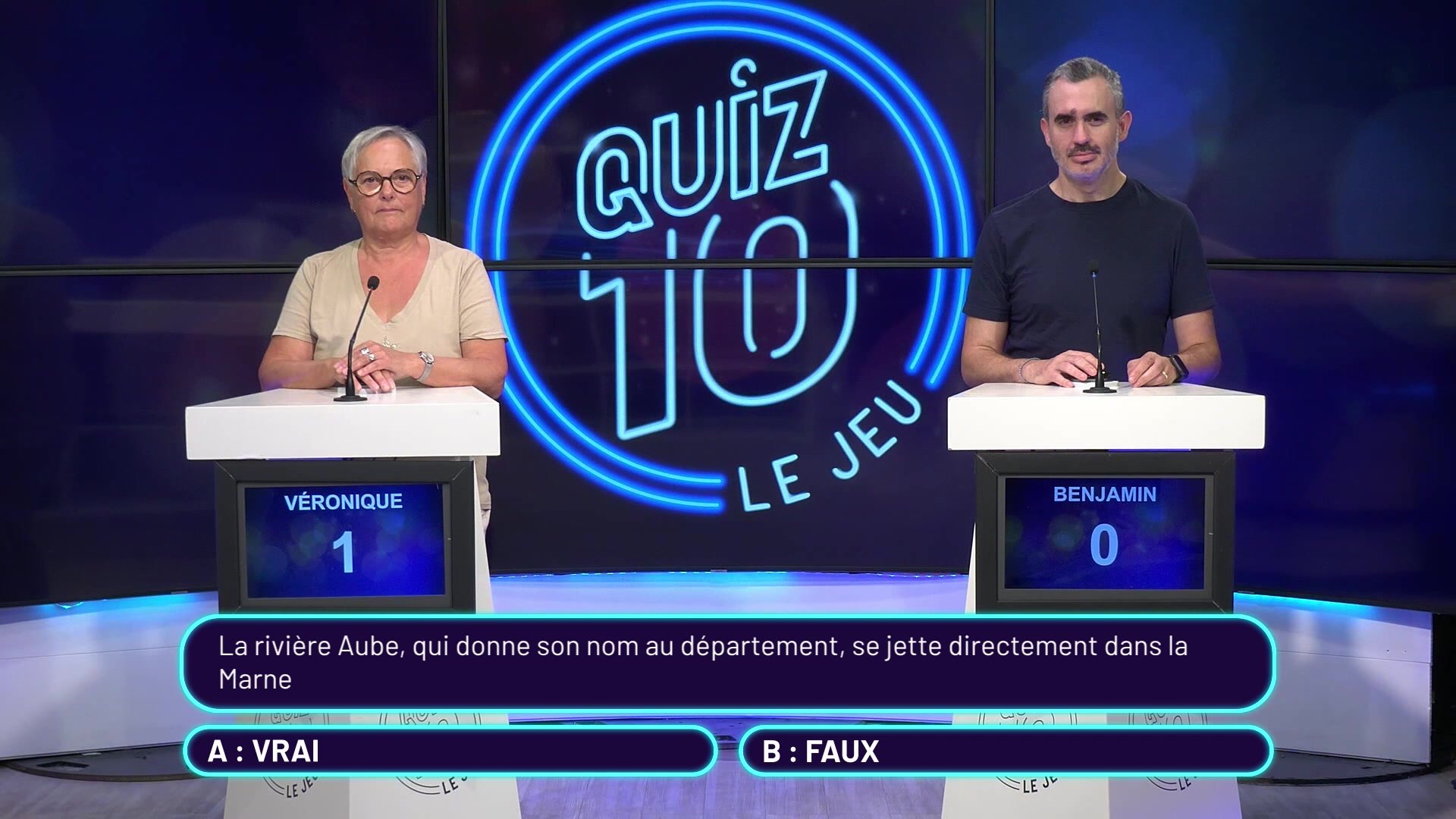 Plateau de jeu télévisé avec décor coloré et logo Quiz 10 visible à l'écran