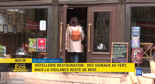 Plateau de tournage avec intervieweur et invité en discussion