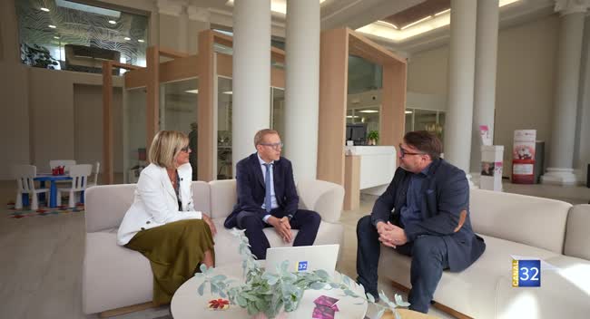 Plateau de tournage avec trois personnes en discussion dans un espace moderne de la Caisse d'Épargne