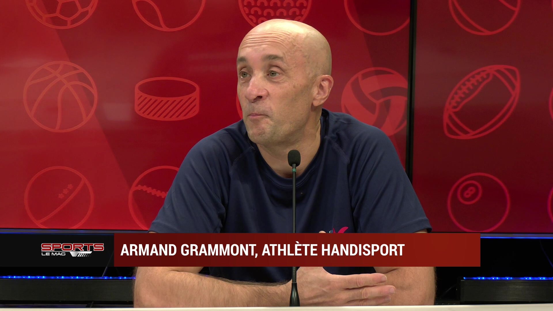 Plateau du Mag Sports avec un présentateur et un invité en fauteuil roulant