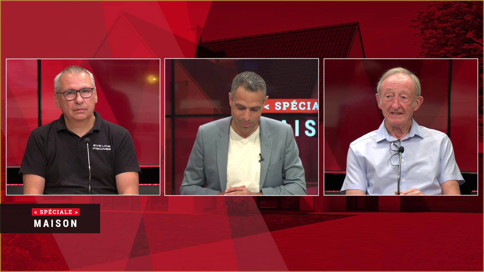Plateau télé avec quatre invités assis face à un présentateur, décor studio Canal 32