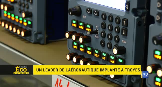 Tableau de bord d'équipement de communications embarquées avec voyants lumineux et commandes