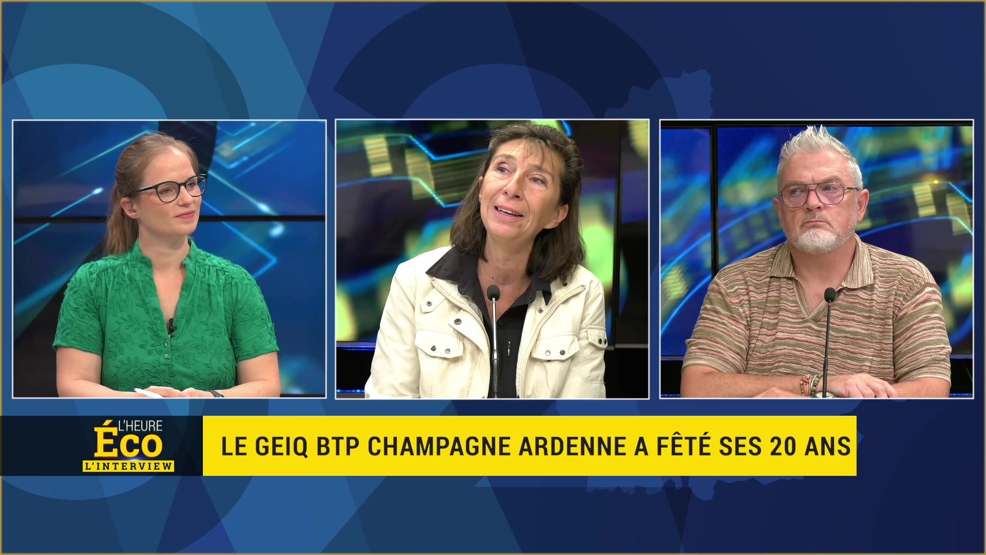Trois intervenants sur le plateau de L'Heure Éco, deux invités face à la présentatrice en veste verte