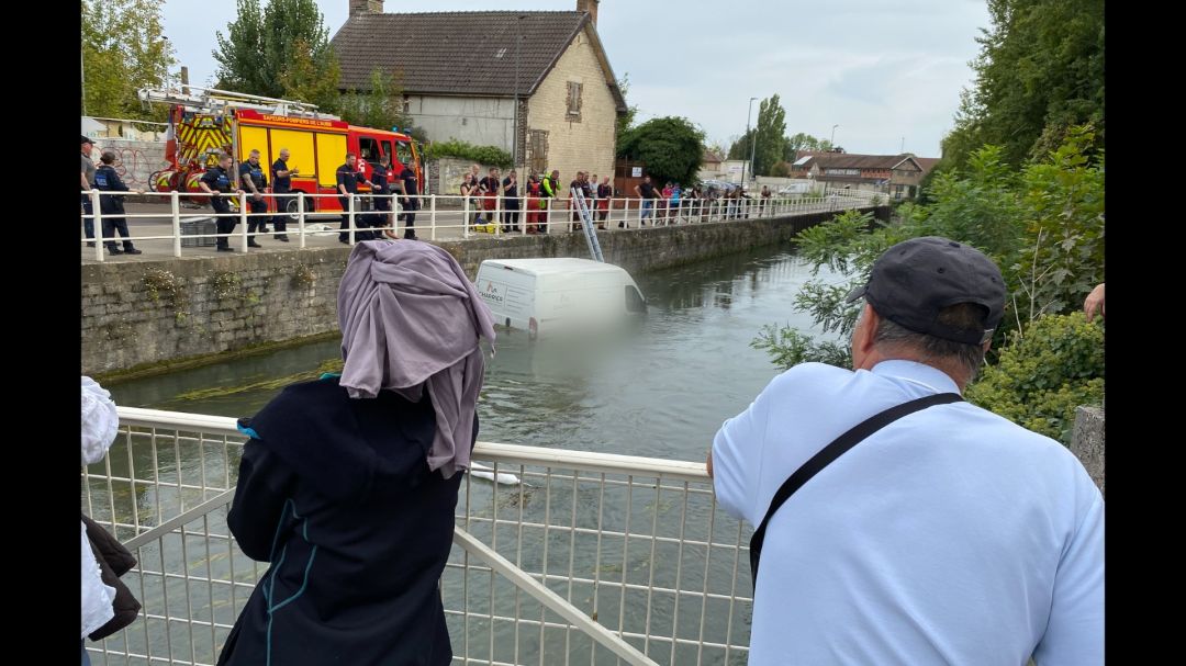 Troyes : une camionnette tombe dans la Seine après avoir quitté son parking