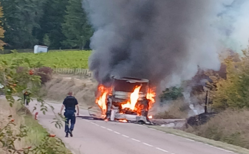 Un bus scolaire prend feu à la sortie de Bar-sur-Aube