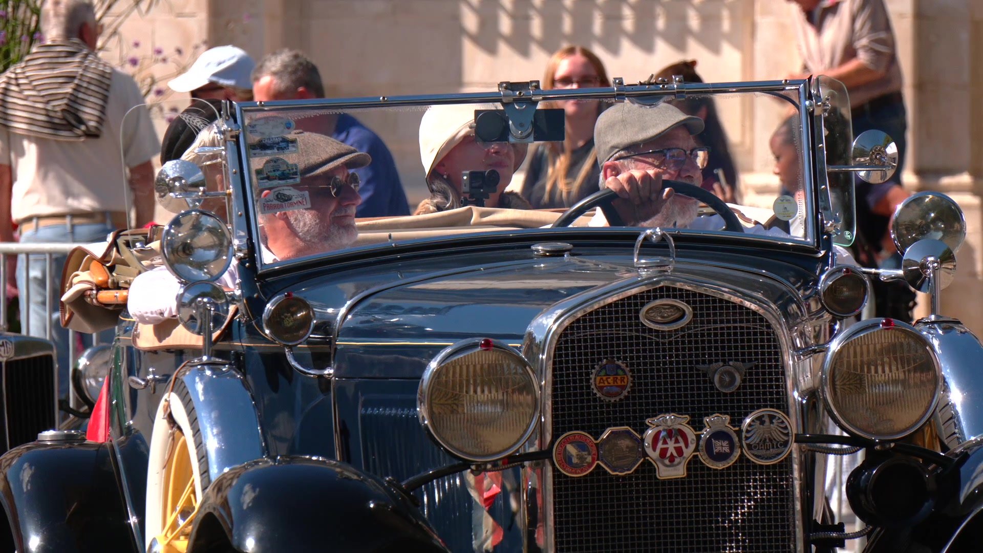 Voitures de collection alignées lors des 48 Heures Auto de Troyes