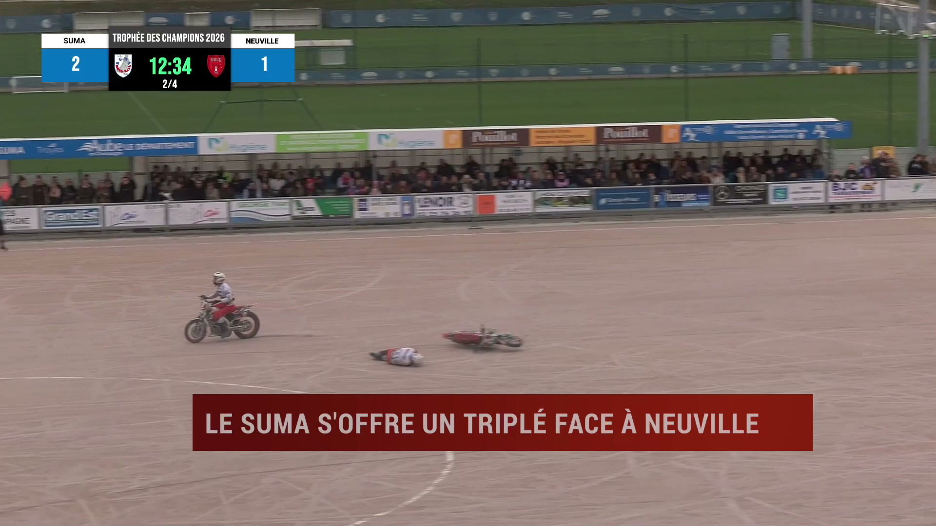 Action de motoball au stade Gaston-Arbouin, score Suma 2-1 Neuville au Trophée des champions 2026, moto couchée sur le