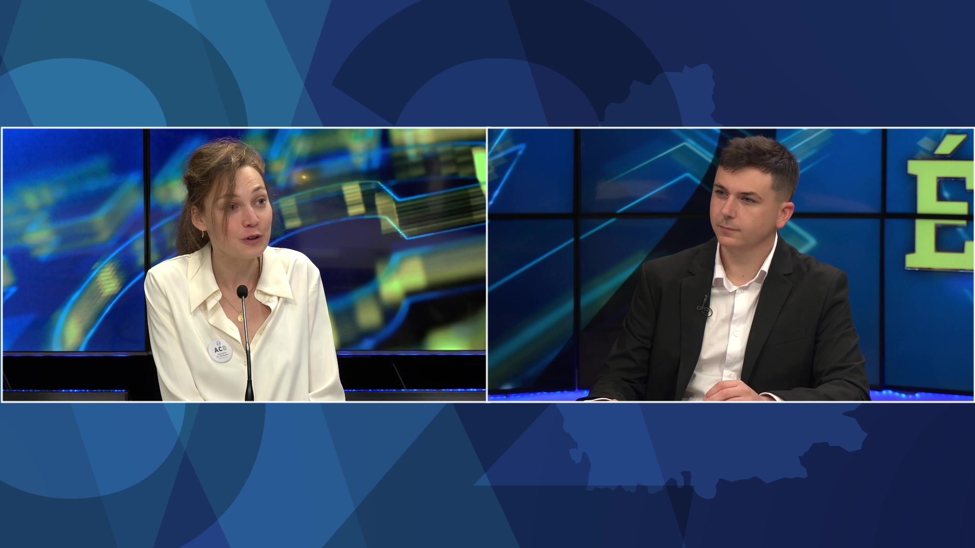 Anne Biziot, badge ACB épinglé sur sa chemise blanche, prend la parole devant un micro sur le plateau de Canal 32