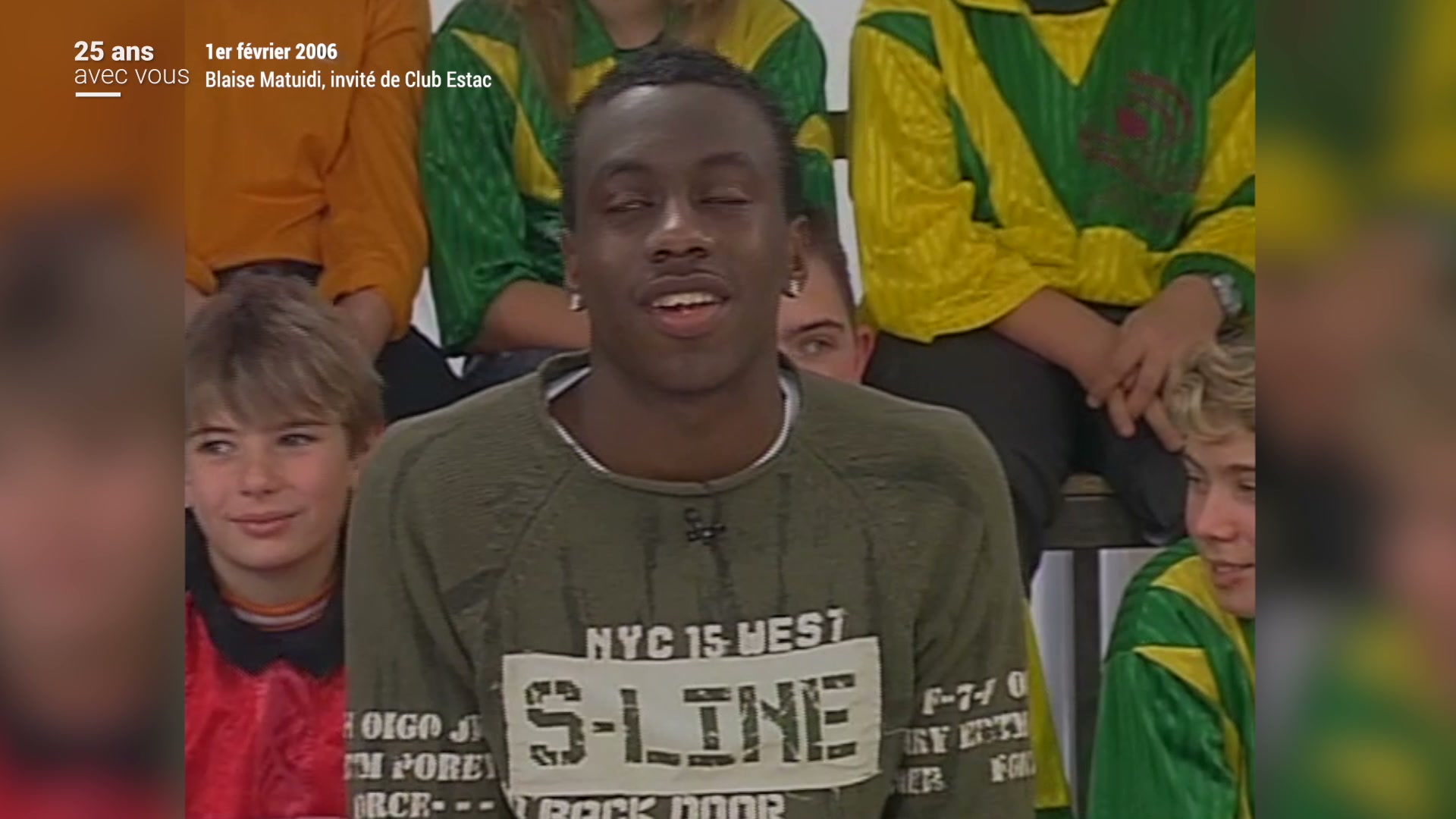 Blaise Matuidi, 19 ans, interviewé sur le plateau de Club Estac en février 2006, entouré de jeunes supporters en