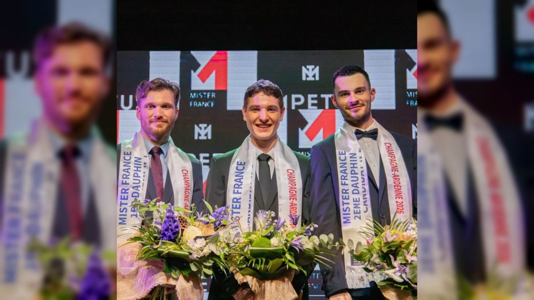 Candidats en costumes sur scène lors de l'élection Mister France Champagne-Ardenne, un homme souriant reçoit une écharpe devant un panneau Impetus et Mister France