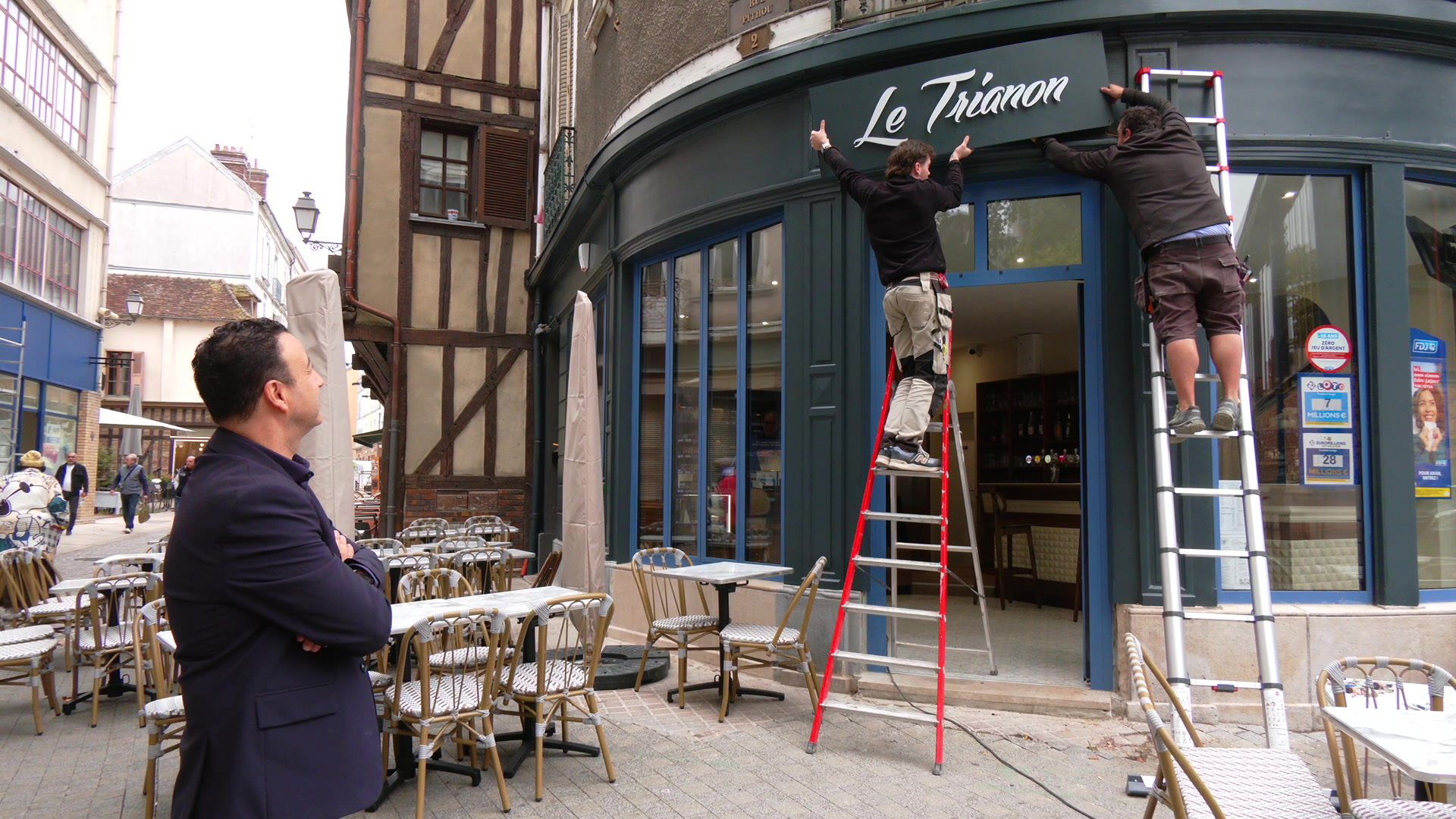 Clients attablés dans la salle rénovée du Trianon, grandes baies vitrées donnant sur la place Saint-Rémy