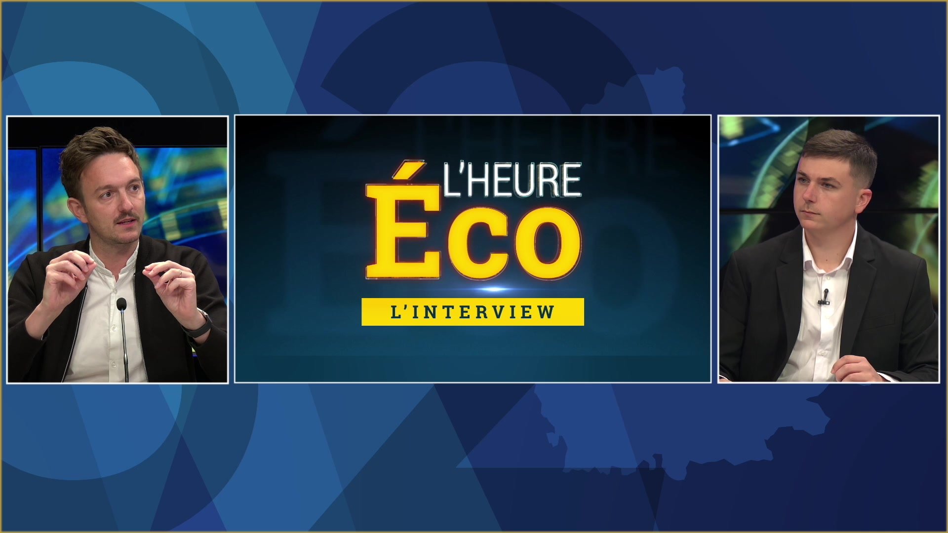 Deux hommes en veste sombre encadrent le logo L'Heure Éco L'Interview sur fond bleu