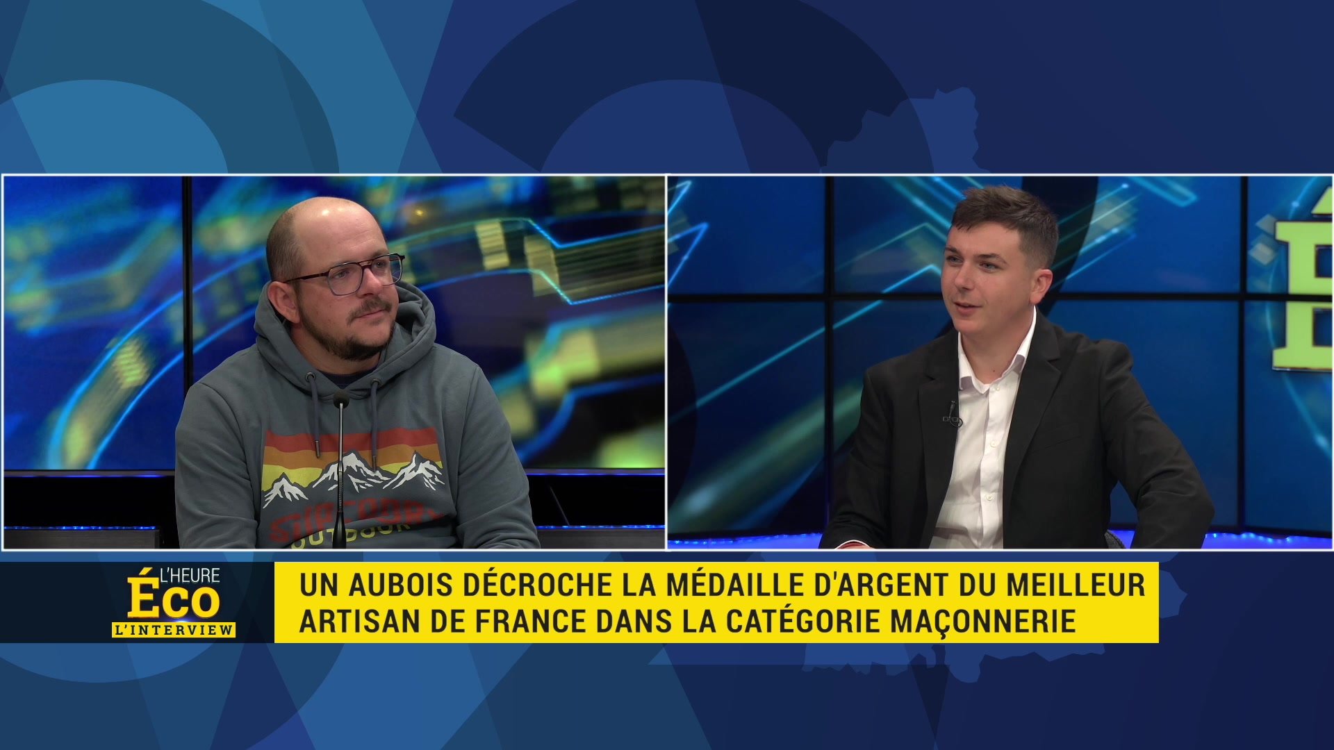 Deux hommes face à face sur le plateau de L'Heure Éco, bandeau jaune indiquant une médaille d'argent en maçonnerie