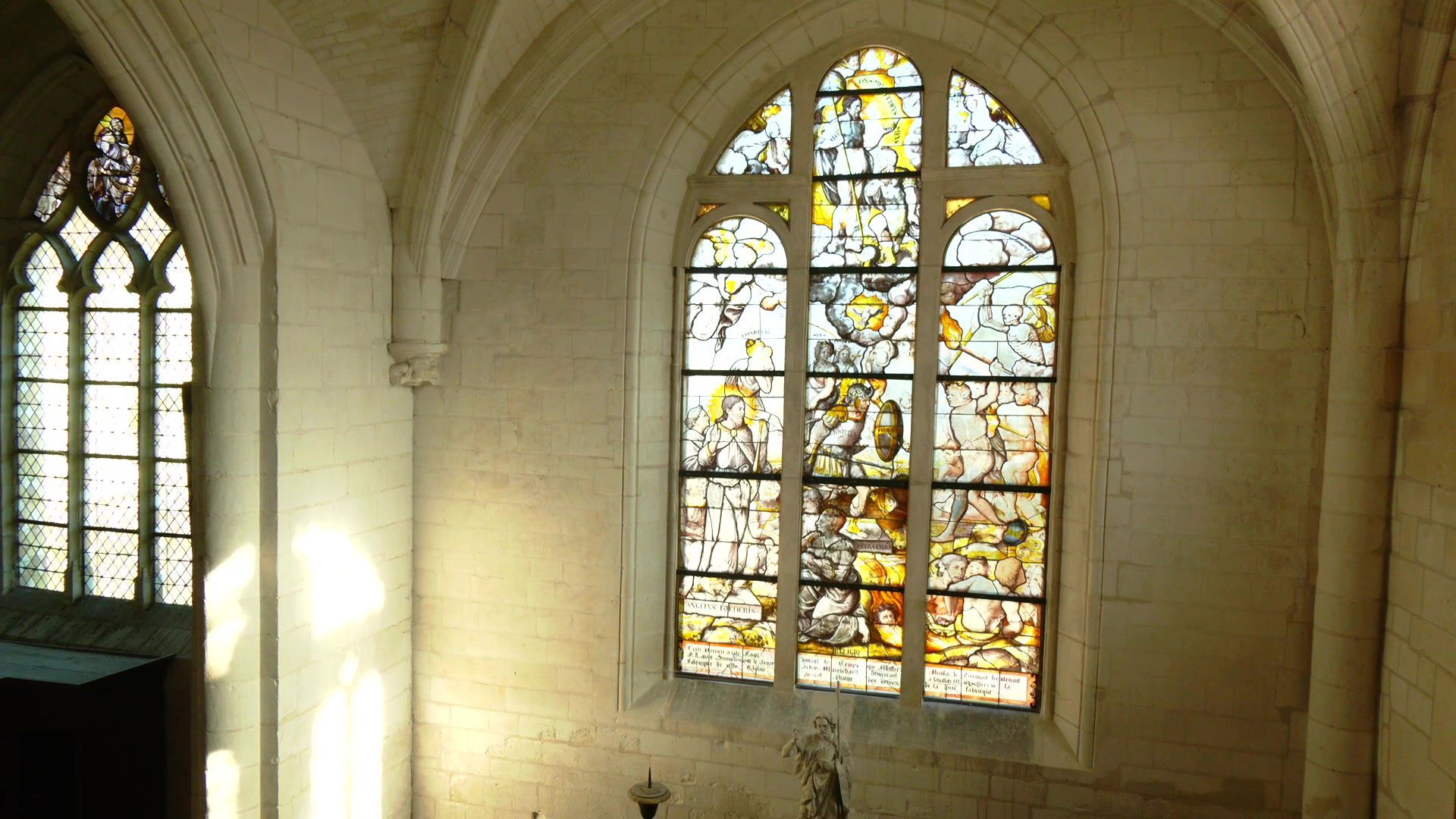 Élisabeth de Bourleuf interviewée dans la nef de pierre de l'église Notre-Dame de l'Assomption, fonts baptismaux en arri