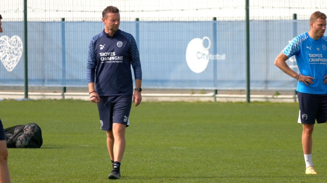Entraîneur de l'ESTAC Stéphane Dumont marchant sur le terrain d'entraînement avec des joueurs