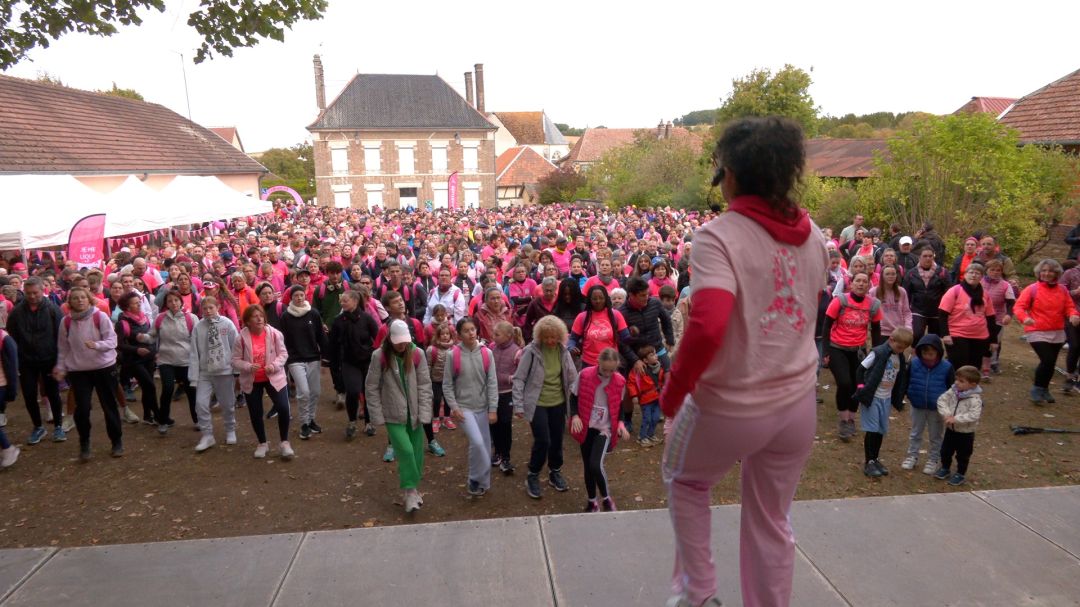 Foule dense de participants en t-shirts roses lors d'Oct'Aube Rose à Macey