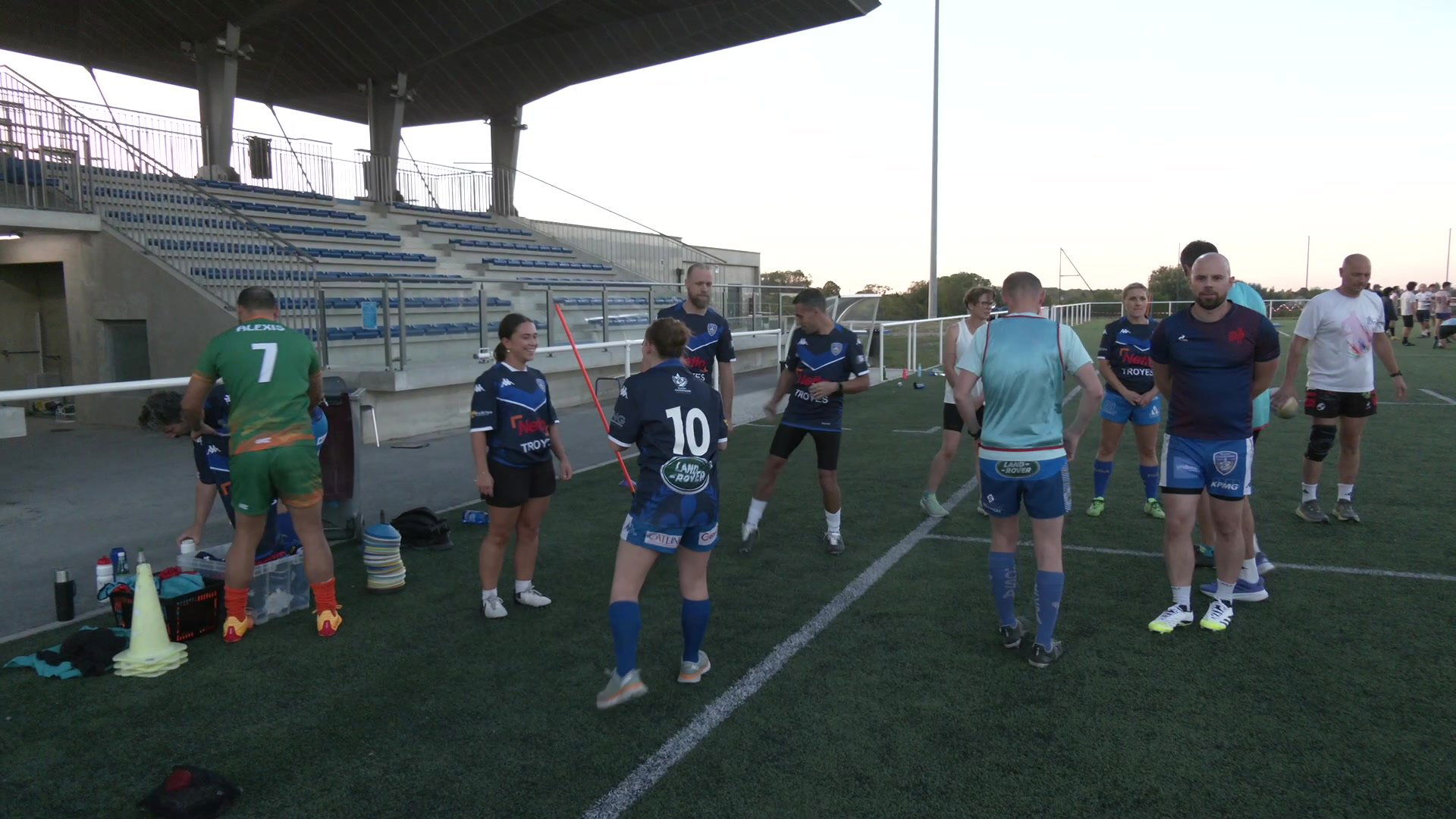 Homme barbu en maillot Rugby Champagne Saint-André devant des tribunes bleues