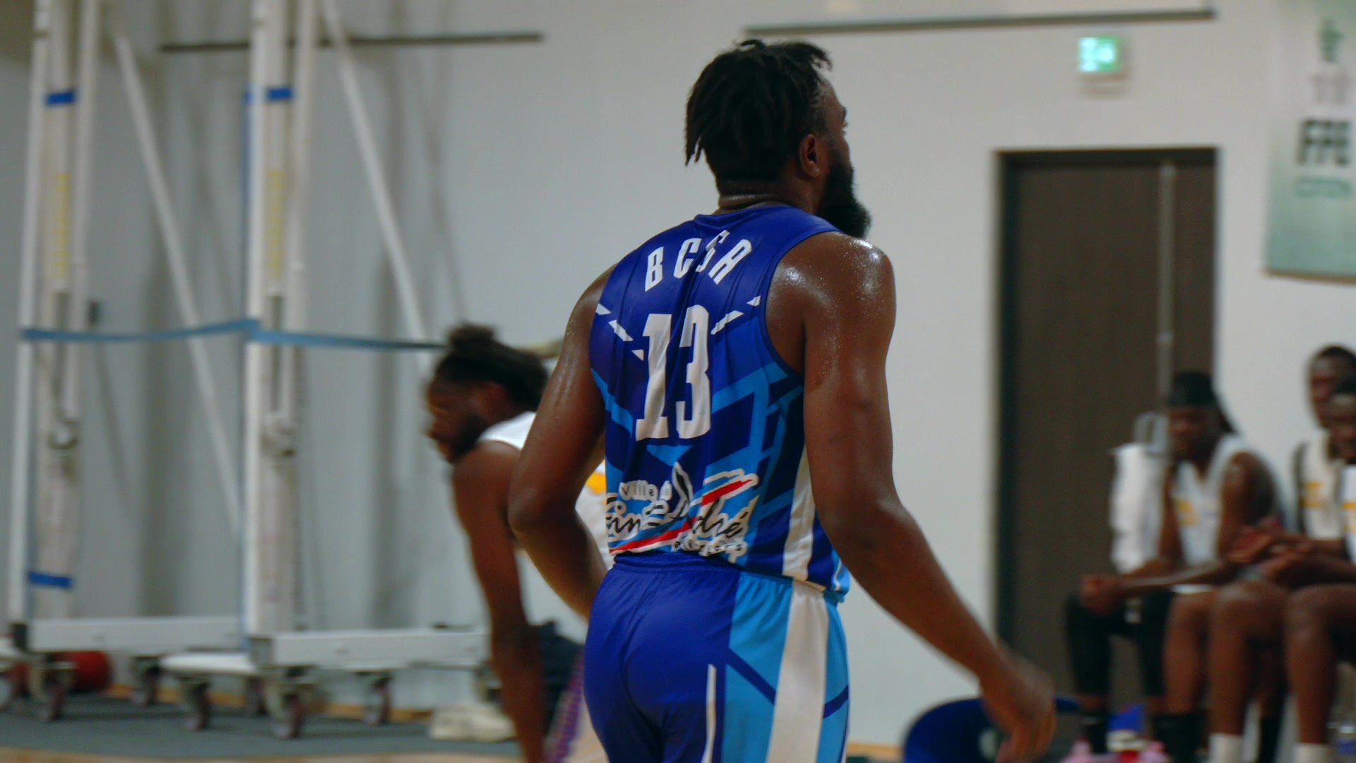 Joueur du BCSA numéro 13 de dos en maillot bleu lors d'un match en salle
