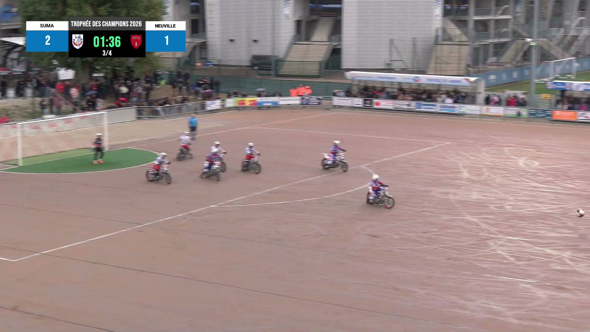 Joueurs de motoball sur motos au stade Gaston-Arboin, score SUMA 2-1 Neuville au 3e quart-temps