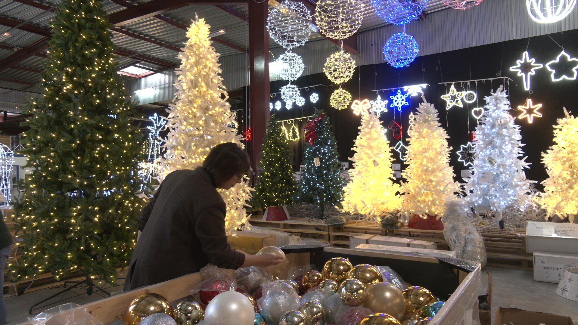 La braderie de Festilight est ouverte avec la possibilité d'acheter de nombreuses guirlandes ou encore boules de Noël