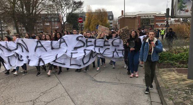 Manif : 150 à 200 lycéens dans les rues de Troyes