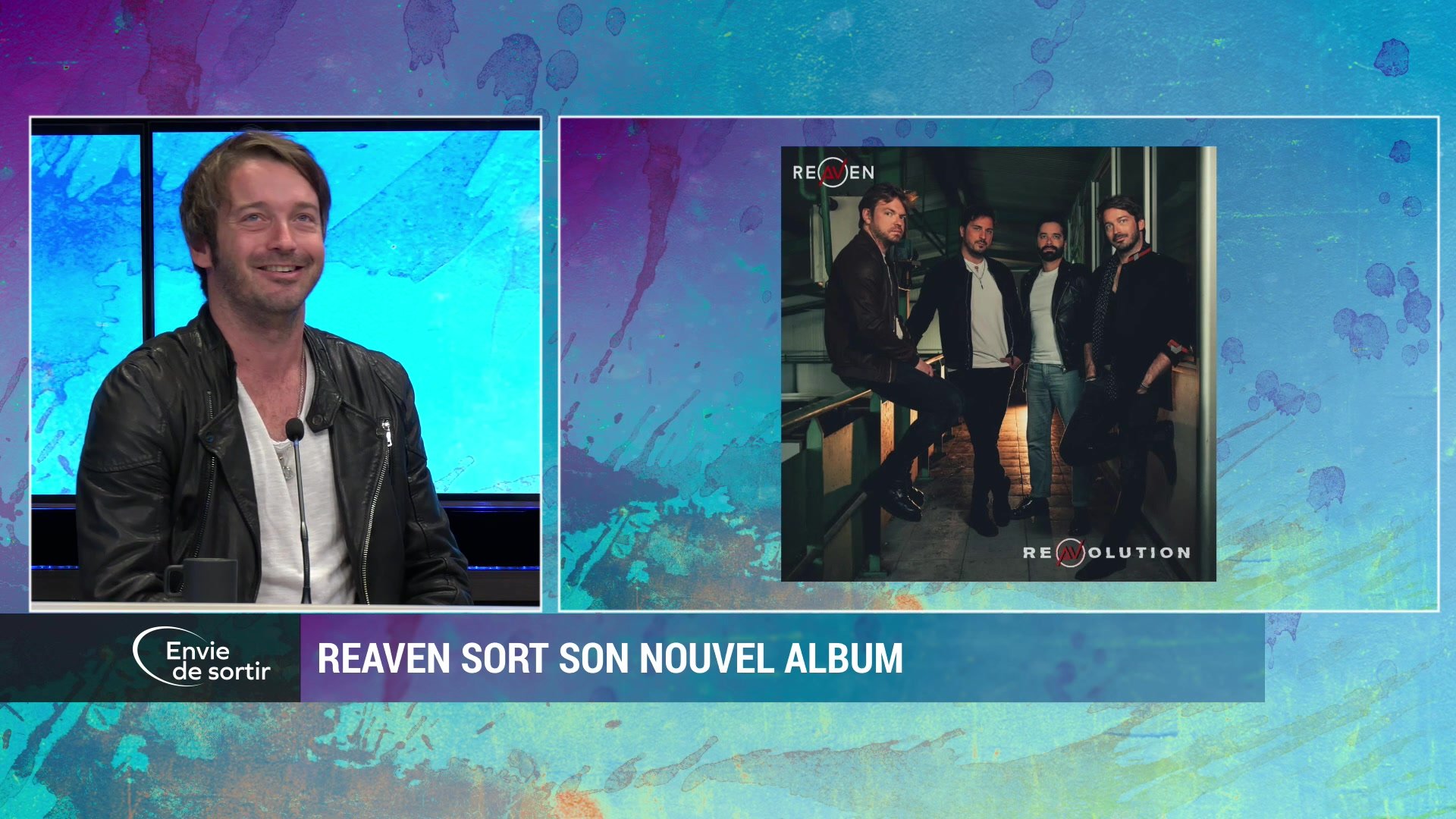 Membre de Reaven en veste de cuir sur le plateau, pochette de l'album Reavolution affichée à droite