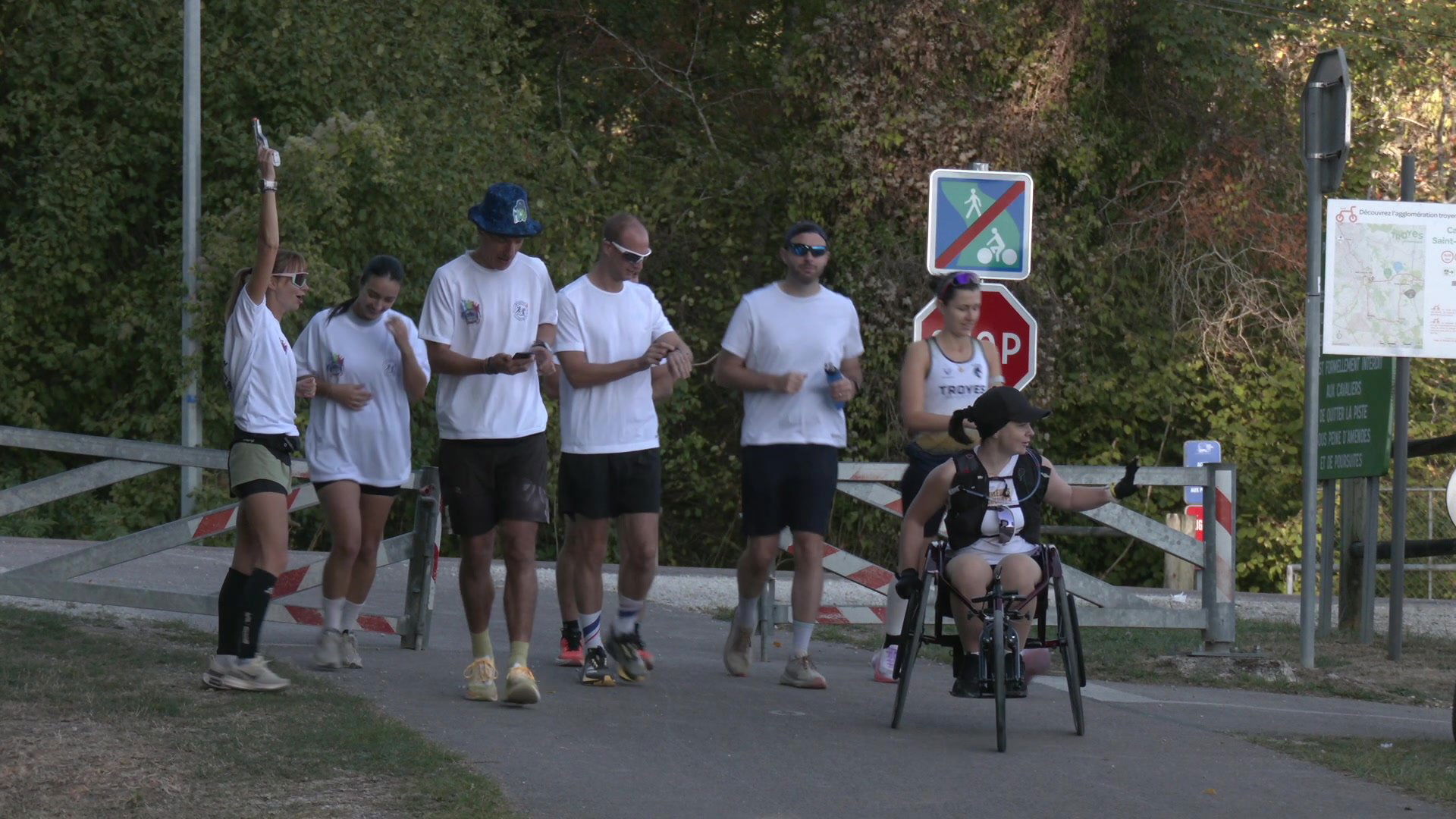 Ophélie Froidevaux en tenue de trail avec sac d'hydratation, casquette noire, au bord d'un canal dans l'Aube