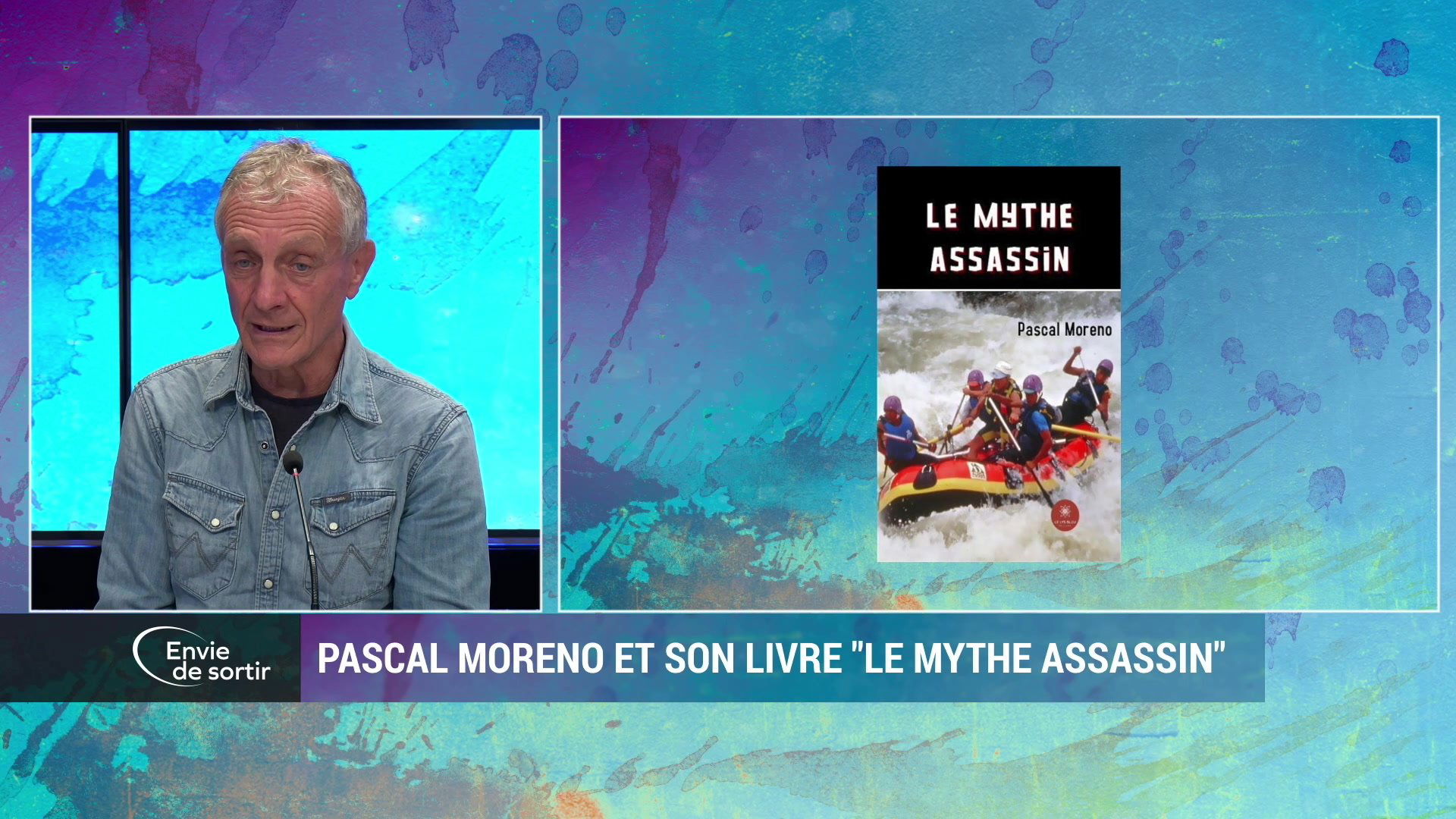 Pascal Moreno en plateau face à la couverture de son livre Le Mythe assassin, montrant des rafteurs sur rapides