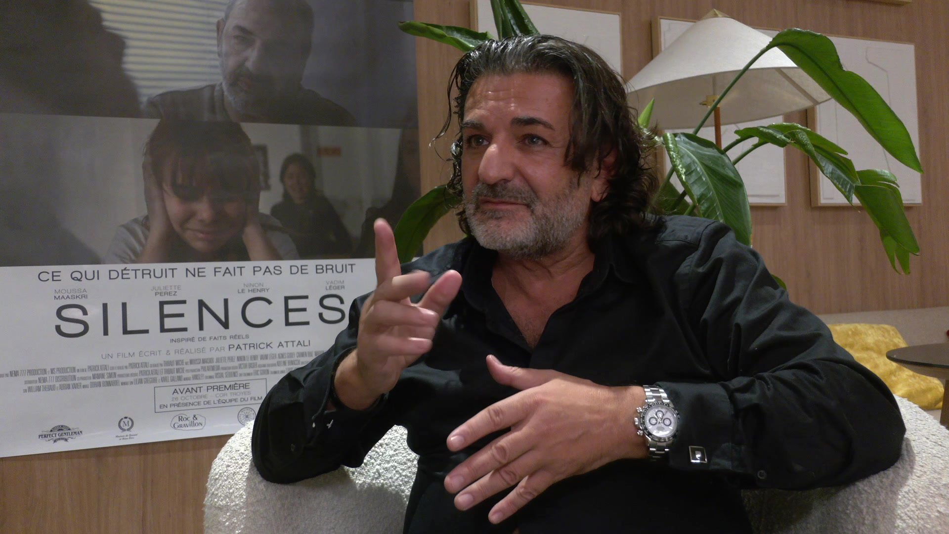 Patrick Attali devant l'affiche du film Silences