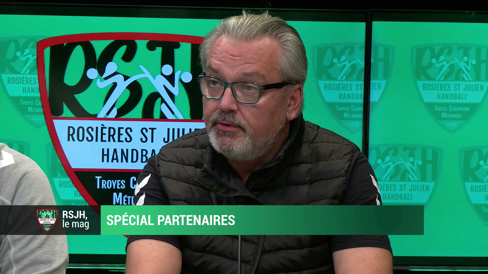 Plateau de l'émission RSJH Le Mag avec présentateur et invités en studio