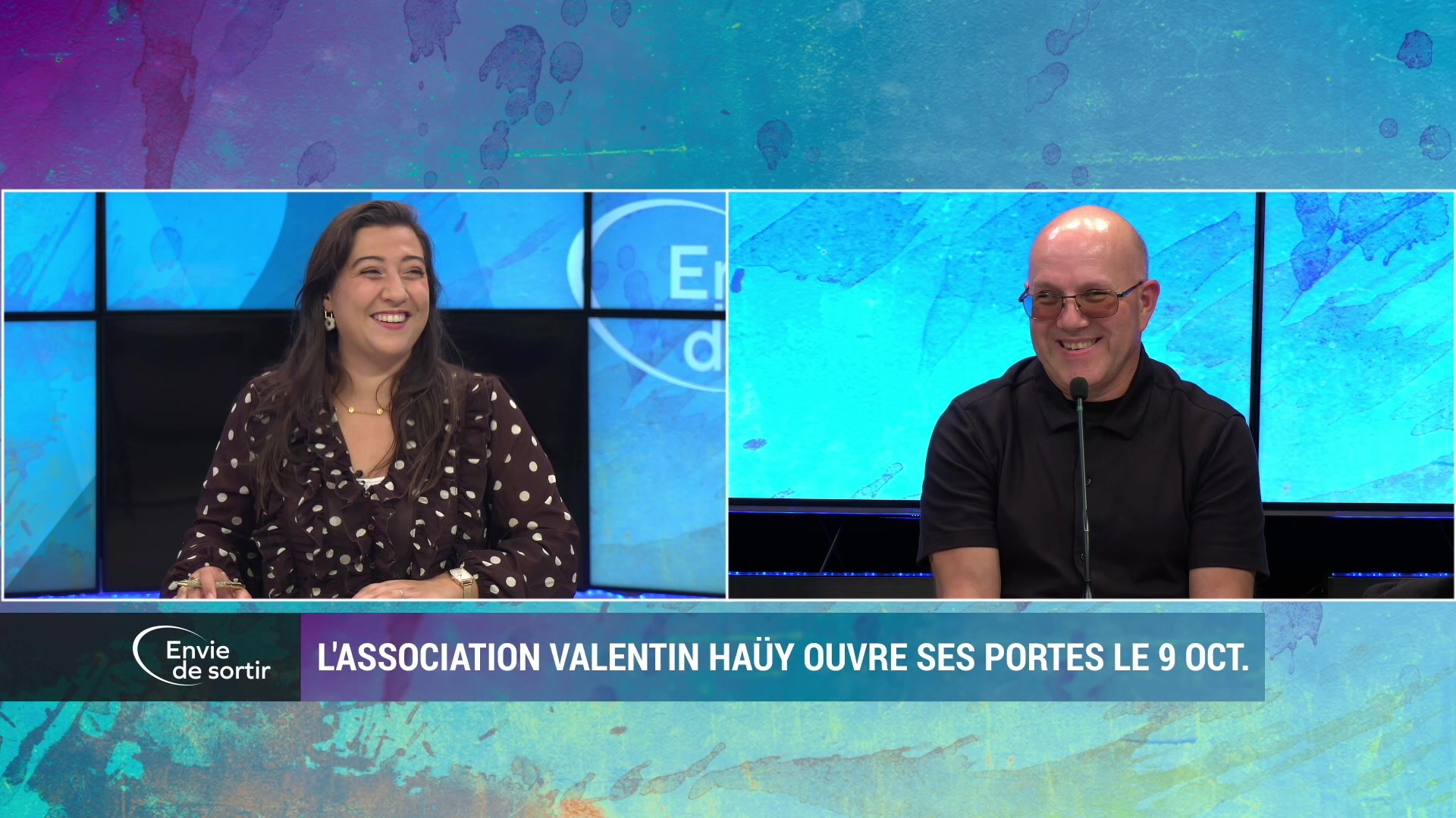 Présentatrice souriante et invité chauve avec micro sur le plateau d'Envie de sortir