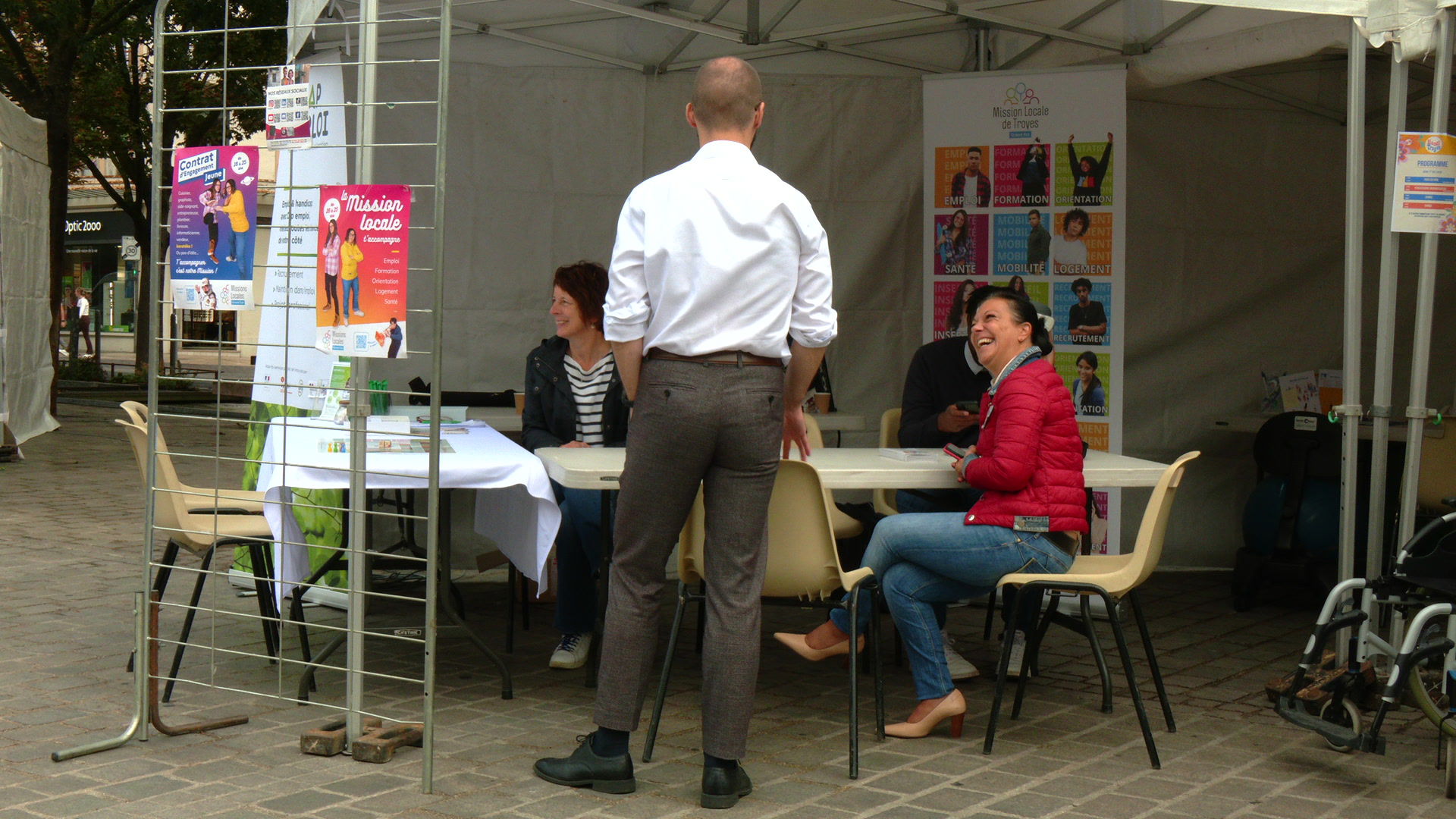 Stand de la Mission Locale de Troyes sous un chapiteau lors de la journée Handi 3 place Alexandre-Israël