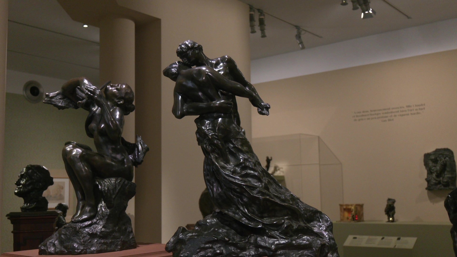 Trois figures en bronze dominées par une vague en marbre onyx vert veiné, sculpture de Camille Claudel