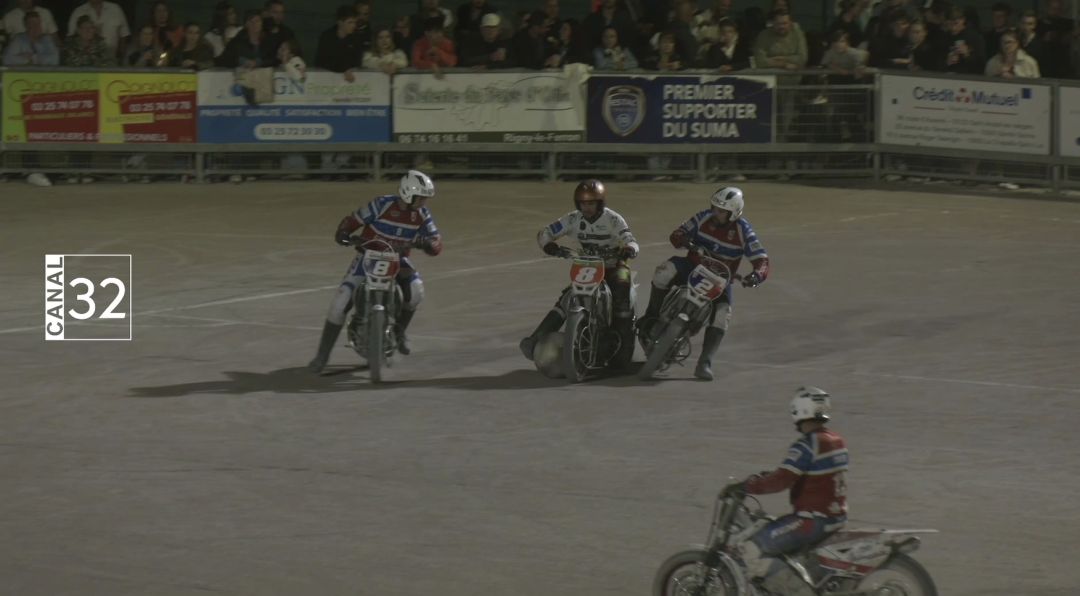 Visuel Canal 32 avec un pilote de motoball en action et le présentateur David Mutel pour la finale SUMA Neuville